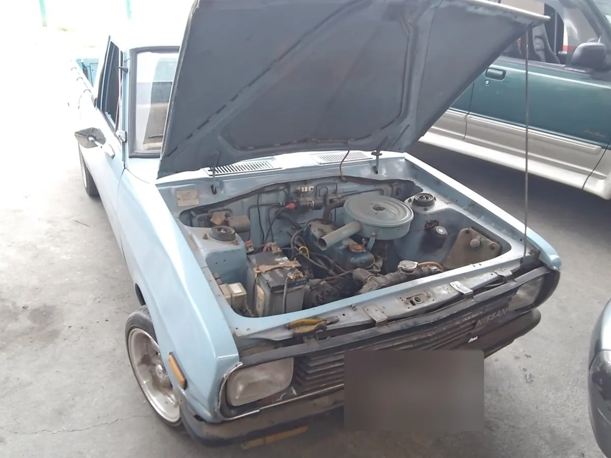 Datsun 1200 clásico con el capó abierto
