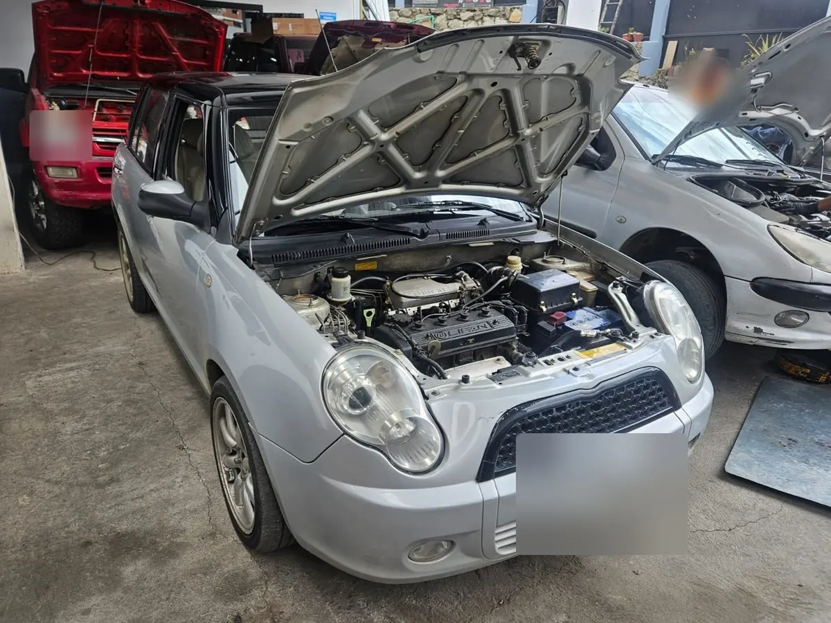 Lifan con el capó abierto