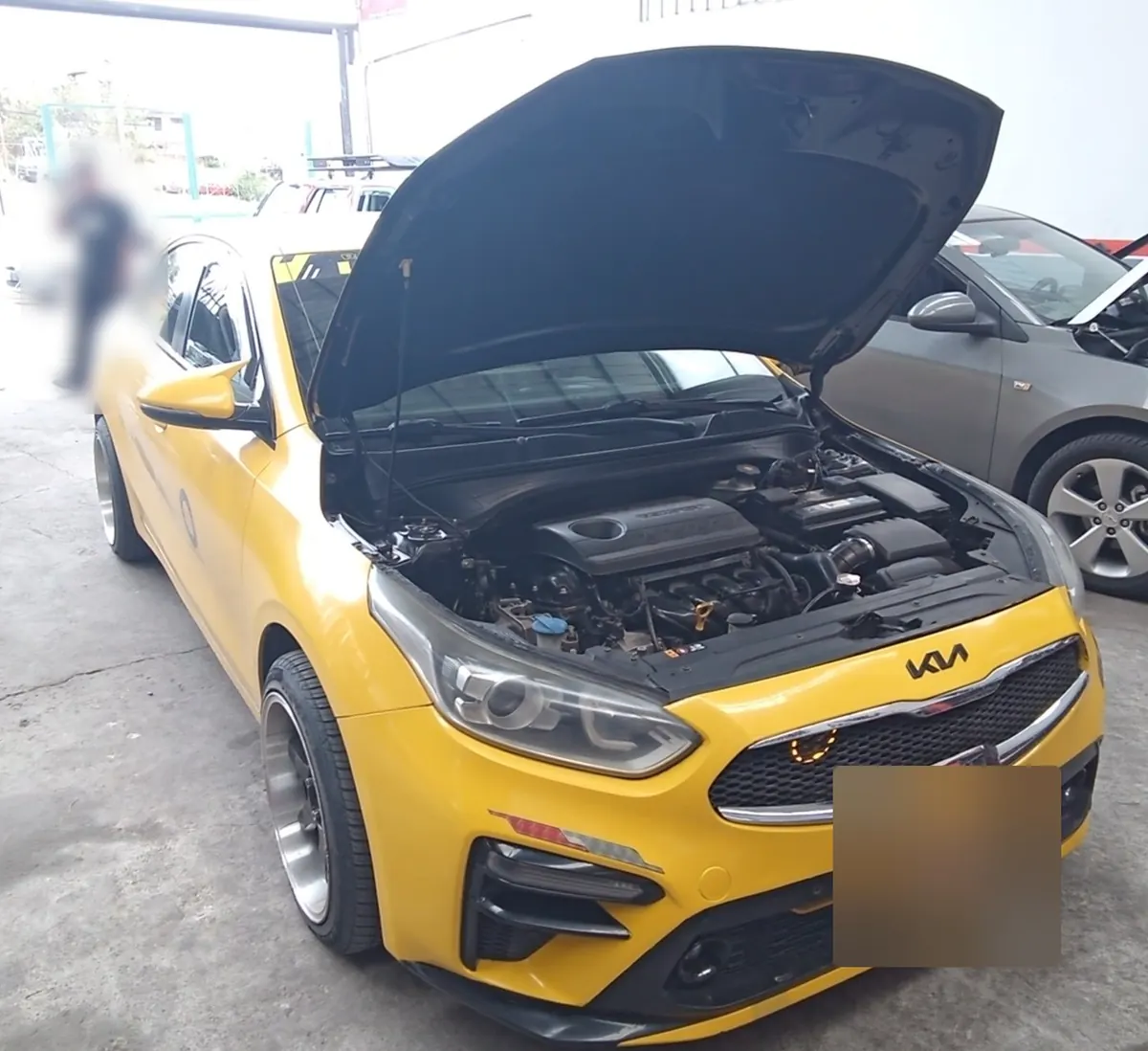 Kia Cerato taxi en revisión